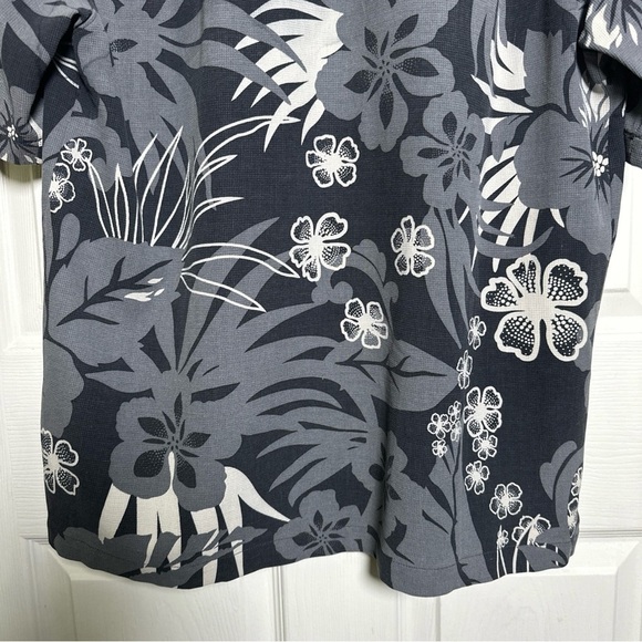 Tommy Bahama Men's Medium 100% Silk Button Down Hawaiian Shirt Floral Black Gray - Picture 7 of 12